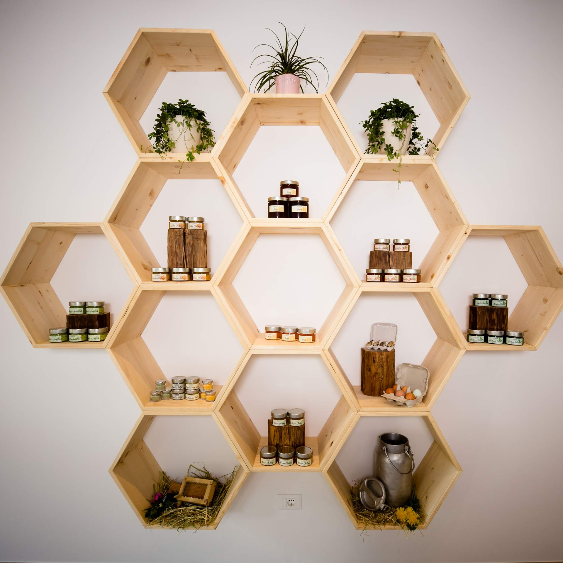 Wabenförmiges Holzregal mit hofeigenen Produkten