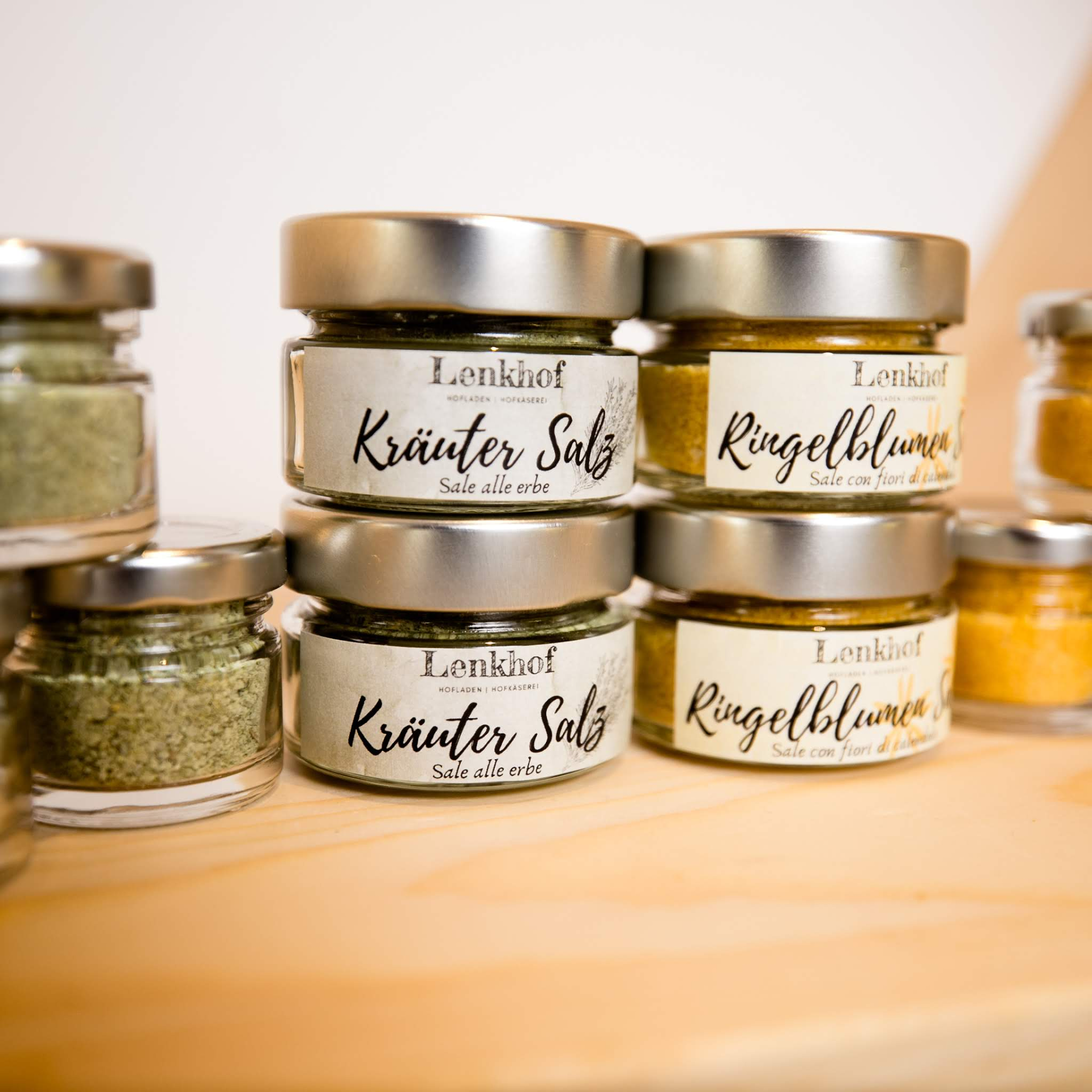 Kleine Gläser mit Kräutersalz und Ringelblumen Salz