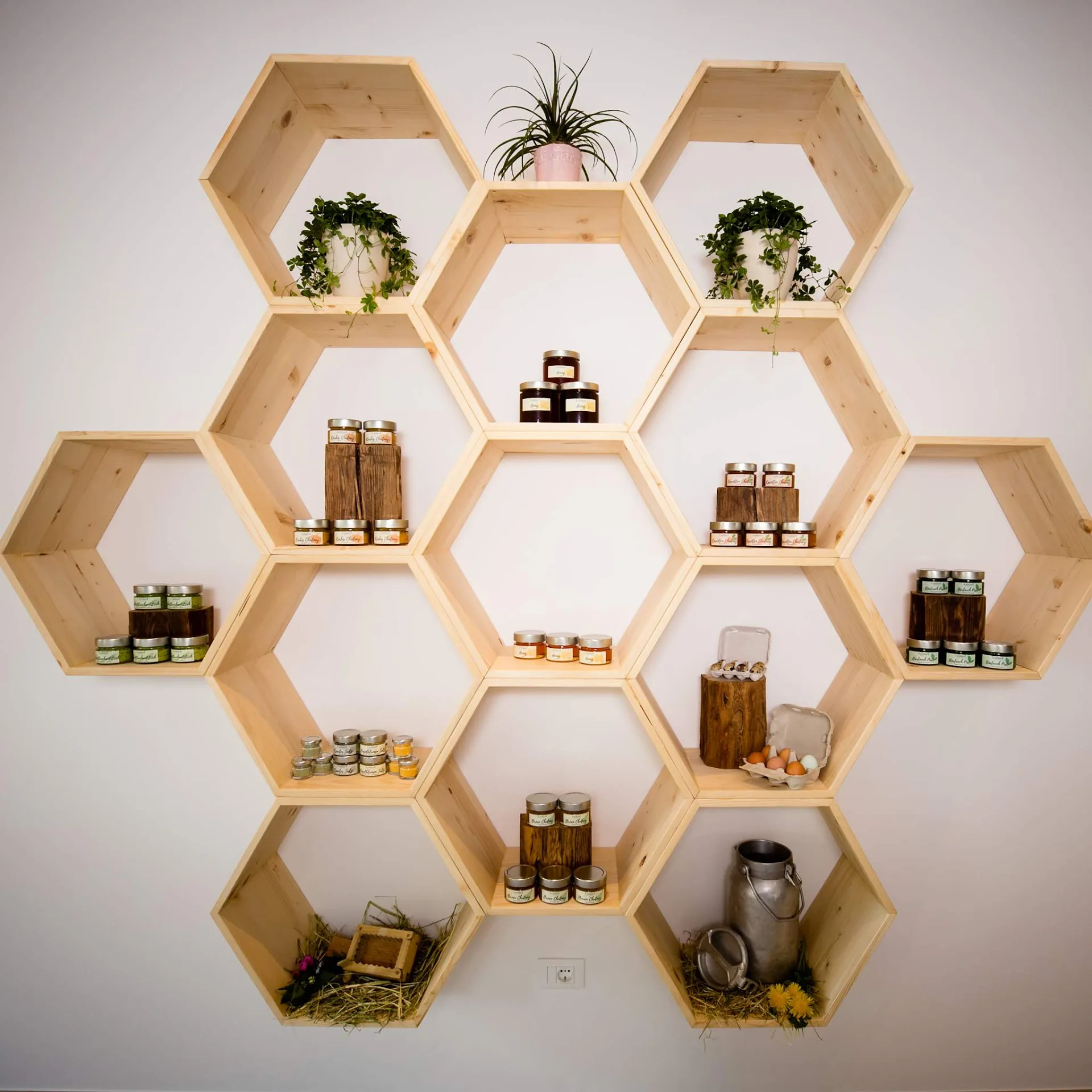 Wabenförmiges Holzregal mit hofeigenen Produkten