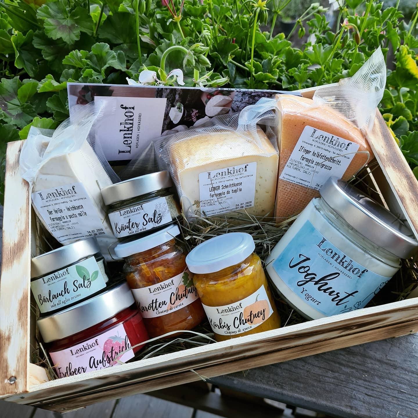 Geschenkskorb mit hofeigenen Spezialitäten vom Lenkhof